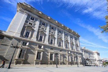Madrid, İspanya - 15 Kasım 2012: Teatro Real Palacio Real, tiyatro inşaatı sipariş eden Kraliçe nin resmi konutu önünde yer alan bir opera ev.