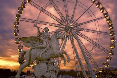 Paris, Fransa - 30 Aralık 2012: Roue de Paris dönme Place de la Concorde şimdi Jardin des Tuileries yeniden inşa millennium kutlama için yüklü
