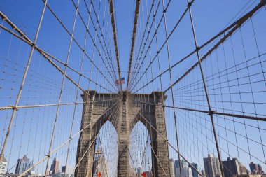 Gündüz, New York'un Brooklyn Köprüsü manzaraya. ABD. 
