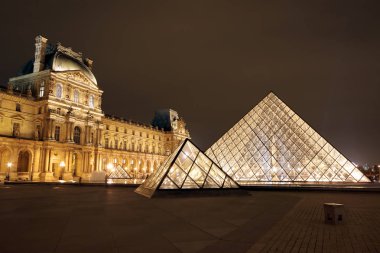 Paris, Fransa - 03 Ocak 2013: Louvre Müzesi kışın alacakaranlıkta. Louvre Müzesi, dünyanın en büyük müzelerinden 8 milyondan fazla ziyaretçi ile her yıl biri