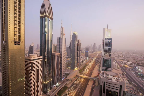 Dubai, Birleşik Arap Emirlikleri - 16 Ağustos 2013: View Sheikh Zayed Road gökdelenler Dubai. 25'ten fazla gökdelenler burada bulabilirsiniz.