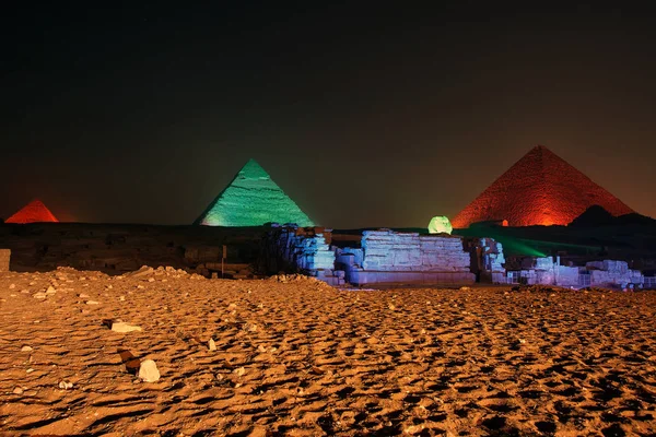 吉萨金字塔和狮身人面像照亮了声光表演 — 图库照片
