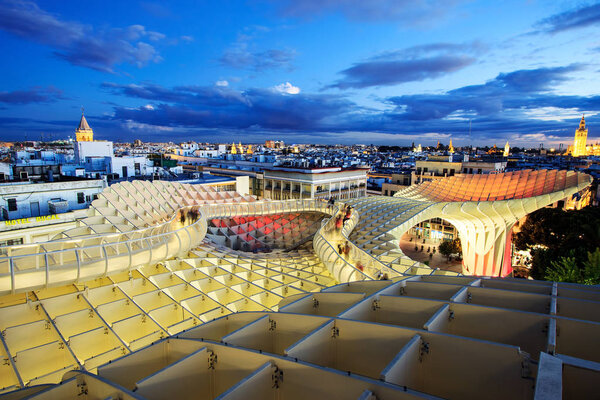 СЕВИЛЛЬ, ИСПАНИЯ - 19 НОЯБРЯ 2012: Metropol Parasol in Plaza de la Encarnacion. J. H. Architects, из клееного бруса с полиэтиленовым покрытием
.