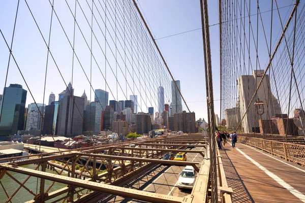 Nueva York City Mayo 2015 Tráfico Puente Brooklyn Con Horizonte —  Fotos de Stock