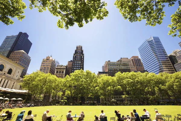 Nova Iorque Eua Maio 2015 Pessoas Desfrutando Bom Dia Bryant — Fotografia de Stock
