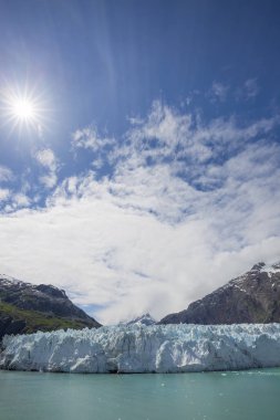 Glacier Bay Milli Parkı, Alaska dağlarda kar teknede görünümünden şapkalı. 