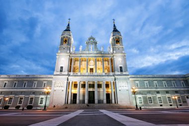 Madrid, İspanya - 14 Kasım 2012: Santa Maria la Real de La Almudena Madrid Katolik Katedrali var. Kilisenin İspanyolca Kraliyet ailesinin Kraliyet Sarayı karşısında yer alır.