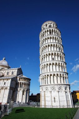 Leaning Tower of Pisa görünümünü gündüz