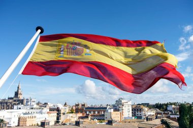 İspanyol bayrağı Sevilla şehir üzerinde uçan
