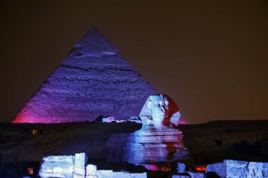 Kahire - 08 Kasım 2012: Giza Piramidi ve sfenks büyülü ses ve ışık gösterisi için ışık