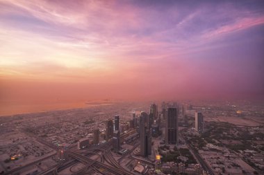 Dubai, Birleşik Arap Emirlikleri - 14 Ağustos 2013: Downtown Dubai ve gökdelenler dünyada Uluslararası Dubai Kongre ve Sergi Sarayı, 828 m en yüksek bina havadan görünümü