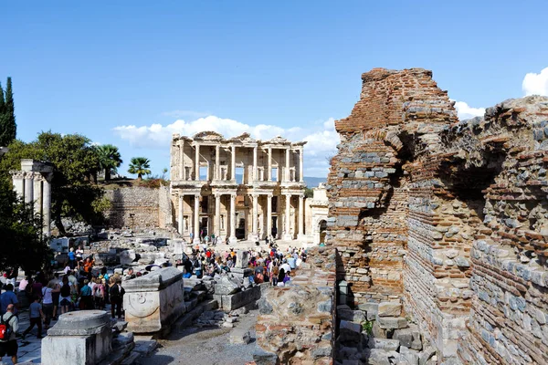 セルチュク トルコ 2012 観光客訪問イオニア都市エフェソス 紀元前 世紀に設立されたギリシアの古代都市の考古学的遺跡 — ストック写真