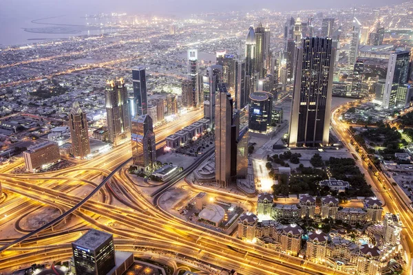 Dubai, Birleşik Arap Emirlikleri - 14 Ağustos 2013: Downtown Dubai ve gökdelenler dünyada Uluslararası Dubai Kongre ve Sergi Sarayı, 828 m en yüksek bina havadan görünümü