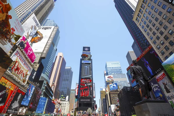New York City - 24 Mayıs 2015: Times Square, Broadway tiyatroları ve animasyonlu Led işaretleri, New York City ve Manhattan Amerika Birleşik Devletleri'nde bir sembolü olduğunu
