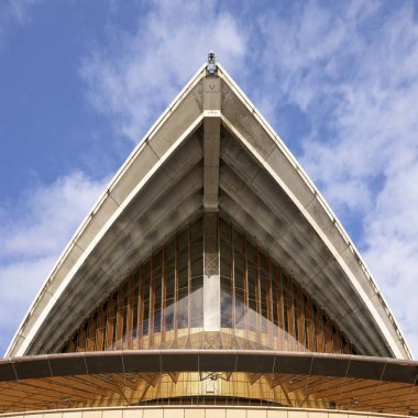 Sidney, Avustralya - 03 Haziran 2018: İkonik Sydney Opera Binası'nın yakından görünümü. 20. yüzyılın en ünlü ve kendine özgü yapılarından biridir..