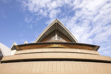 Sidney, Avustralya - 03 Haziran 2018: İkonik Sydney Opera Binası'nın yakından görünümü. 20. yüzyılın en ünlü ve kendine özgü yapılarından biridir..