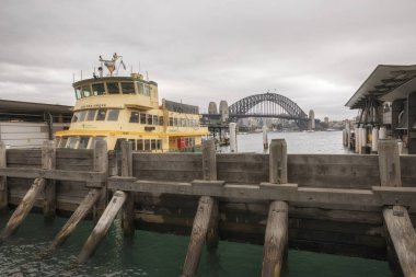 Sidney, Avustralya - 03 Haziran 2018: Circular Quay feribot terminallerinin görünümü. Circular Quay, şehrin ilgi çekici yerlerinin birçoğuna ve önemli bir ulaşım düğümüne açılan kapıdır..