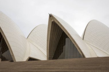 Sidney, Avustralya - 02 Haziran 2018: İkonik Sydney Opera Binası'nın yakından görünümü. 20. yüzyılın en ünlü ve kendine özgü yapılarından biridir..
