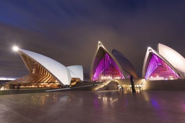  Sidney, Avustralya - 01 Haziran 2018: Vivid festivali sırasında ikonik Sydney Opera Binası'nın gece görünümüne yakın. Vivid Sydney, dünyanın en büyük ışık, müzik ve fikir festivalidir..