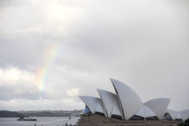 Sidney, Avustralya - 01 Haziran 2018: İkonik Sydney Opera Binası'nın yakından görünümü. 20. yüzyılın en ünlü ve kendine özgü yapılarından biridir..