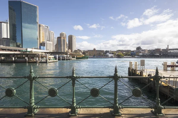 Sidney, Avustralya - 03 Haziran 2018: Circular Quay feribot terminallerinin görünümü. Circular Quay, şehrin ilgi çekici yerlerinin birçoğuna ve önemli bir ulaşım düğümüne açılan kapıdır..