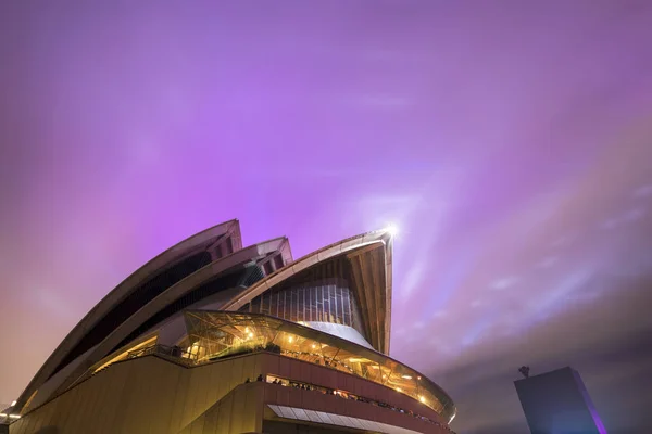澳大利亚悉尼 2018 Vivid 音乐节期间 晚上近距离观看标志性的悉尼歌剧院 生动的悉尼是世界上最大的灯光 音乐和创意节 图库照片