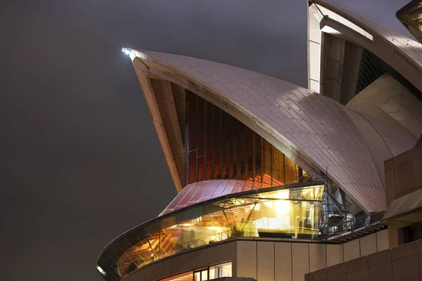 澳大利亚悉尼 2018 晚上欣赏标志性的悉尼歌剧院的特写 它是20世纪最著名和最独特的建筑之一 免版税图库照片