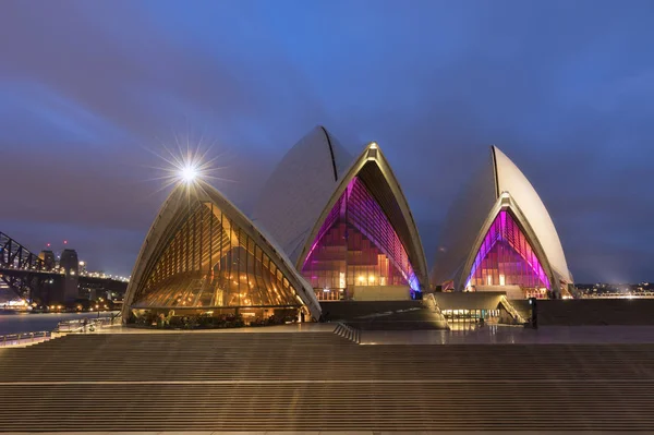 澳大利亚悉尼 2018 Vivid 音乐节期间 晚上近距离观看标志性的悉尼歌剧院 生动的悉尼是世界上最大的灯光 音乐和创意节 图库图片