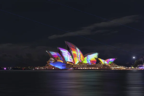 澳大利亚悉尼 2018 Vivid 音乐节期间 晚上近距离观看标志性的悉尼歌剧院 生动的悉尼是世界上最大的灯光 音乐和创意节 图库图片