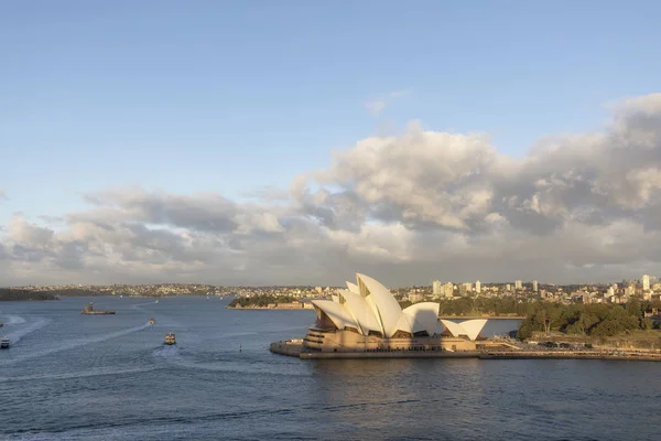 澳大利亚悉尼 2018 从海港大桥欣赏标志性的悉尼歌剧院 它是20世纪最著名和最独特的建筑之一 免版税图库图片