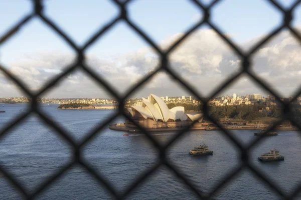 澳大利亚悉尼 2018 从海港大桥欣赏标志性的悉尼歌剧院 它是20世纪最著名和最独特的建筑之一 免版税图库照片