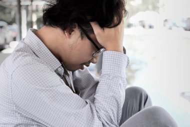 Arka görünümü endişeli genç Asya iş adamı şiddetli depresyon vurguladı. Düşünceli kavramı