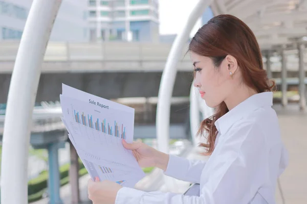Вид Сбоку Привлекательную Молодую Азиатскую Деловую Женщину Анализирующую Бумажную Работу — стоковое фото