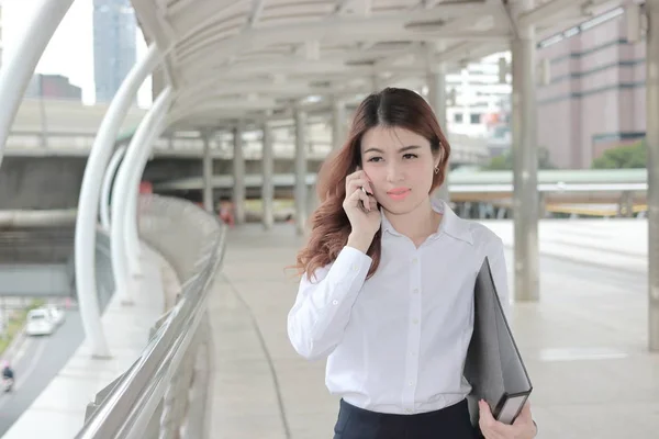 Porträtt Vackra Unga Asiatiska Företag Kvinna Prata Telefon Och Rullbandet — Stockfoto