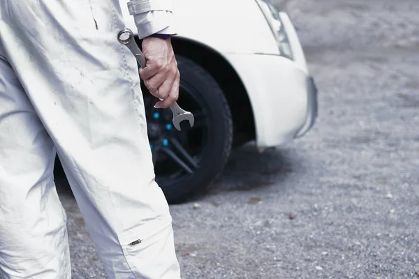 Mecânico Automotivo Uniforme Branco Segurando Chave Suas Mãos Pronto Para — Fotografia de Stock