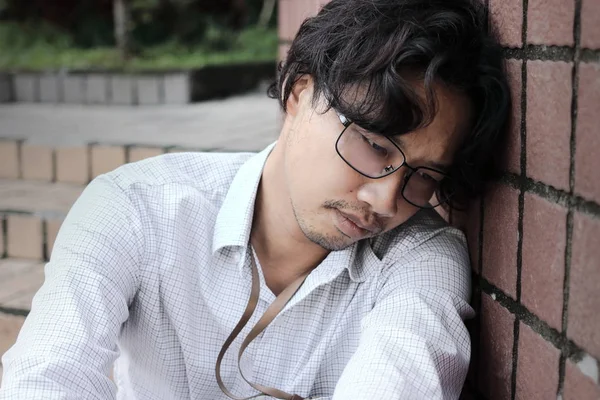 Framifrån Oroliga Stressade Unga Asiatiska Företag Man Lider Svår Depression — Stockfoto