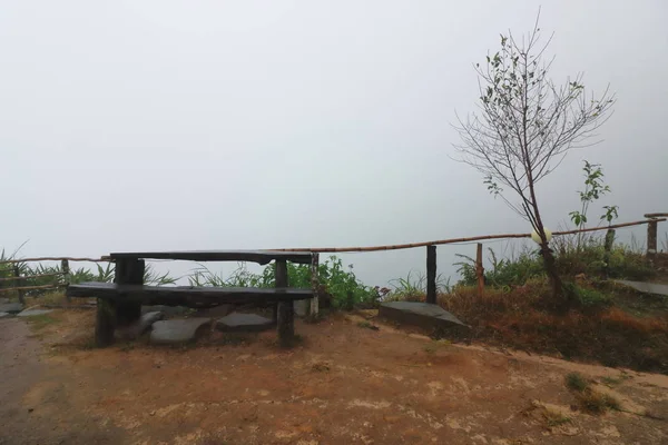 Banco Madera Con Niebla Pesada Cielo — Foto de Stock