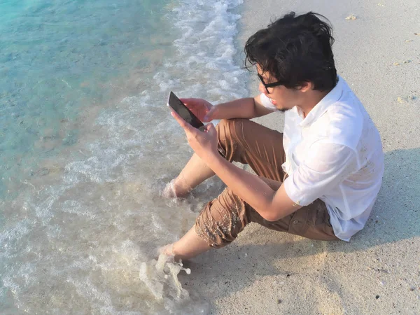 Самотня Азіатських Зображений Юнаком Мобільний Смартфон Сидячи Піску Тропічний Пляж — стокове фото