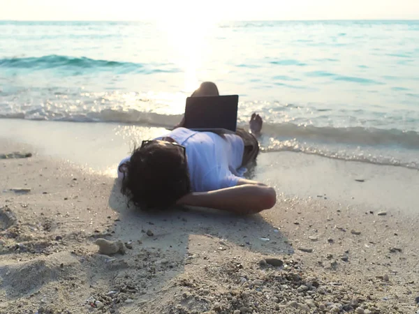 Astratto Sfocato Uomo Asiatico Con Computer Portatile Sdraiato Sulla Spiaggia — Foto Stock