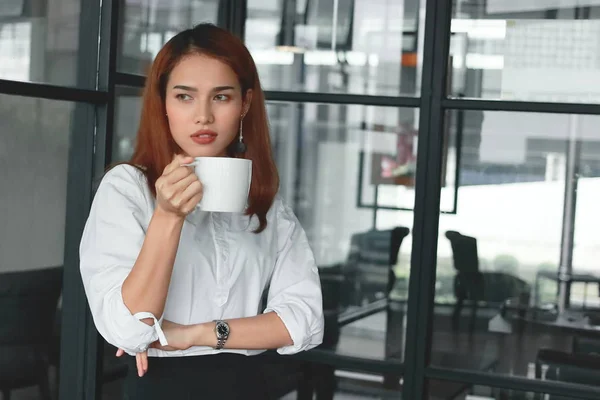 Уверенная Азиатская Деловая Женщина Стоящая Держащая Чашку Кофе Офисе Концепция — стоковое фото