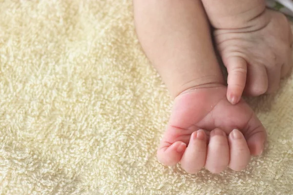 Små Händer Tiny Asiatiska Nyfödda Gul Filt — Stockfoto