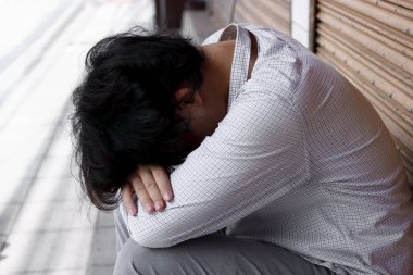 Yorgun stresli Asya iş adamı bend baş aşağı