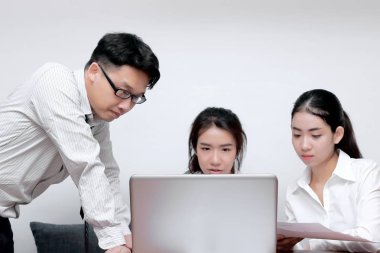 Önden görünüm Asya iş adamları ile birlikte modern ofisinde çalışan laptop. Seçici odak ve sığ derinlik-in tarla.