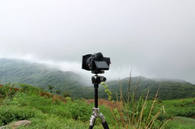 Digital fotoğraf makinesi ile güzel dağ arka plan bakış fotoğraf.