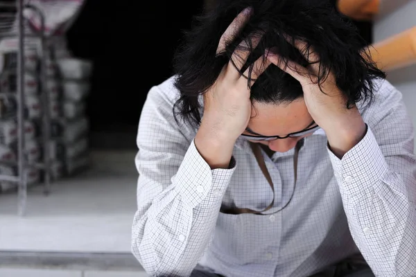 Närbild Frustrerad Stressad Asiatisk Affärsman Depression Med Händerna Pannan — Stockfoto