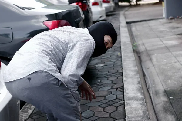 Baksidan Maskerad Tjuv Svart Balaclava Försöker Bryta Bilen Kriminella Brott — Stockfoto