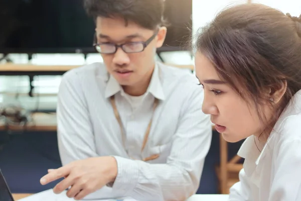 Концепция Командной Работы Два Молодых Азиатских Сотрудника Работают Вместе Современном — стоковое фото