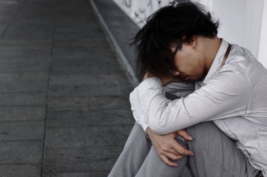 Yorgun stresli Asya iş adamı bend baş aşağı