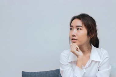 Düşünceli Asya iş kadını kopya alan arka plan ile yeni fikir düşünüyorum.