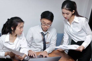 Grup birlikte çalışma modern office Asya iş adamları